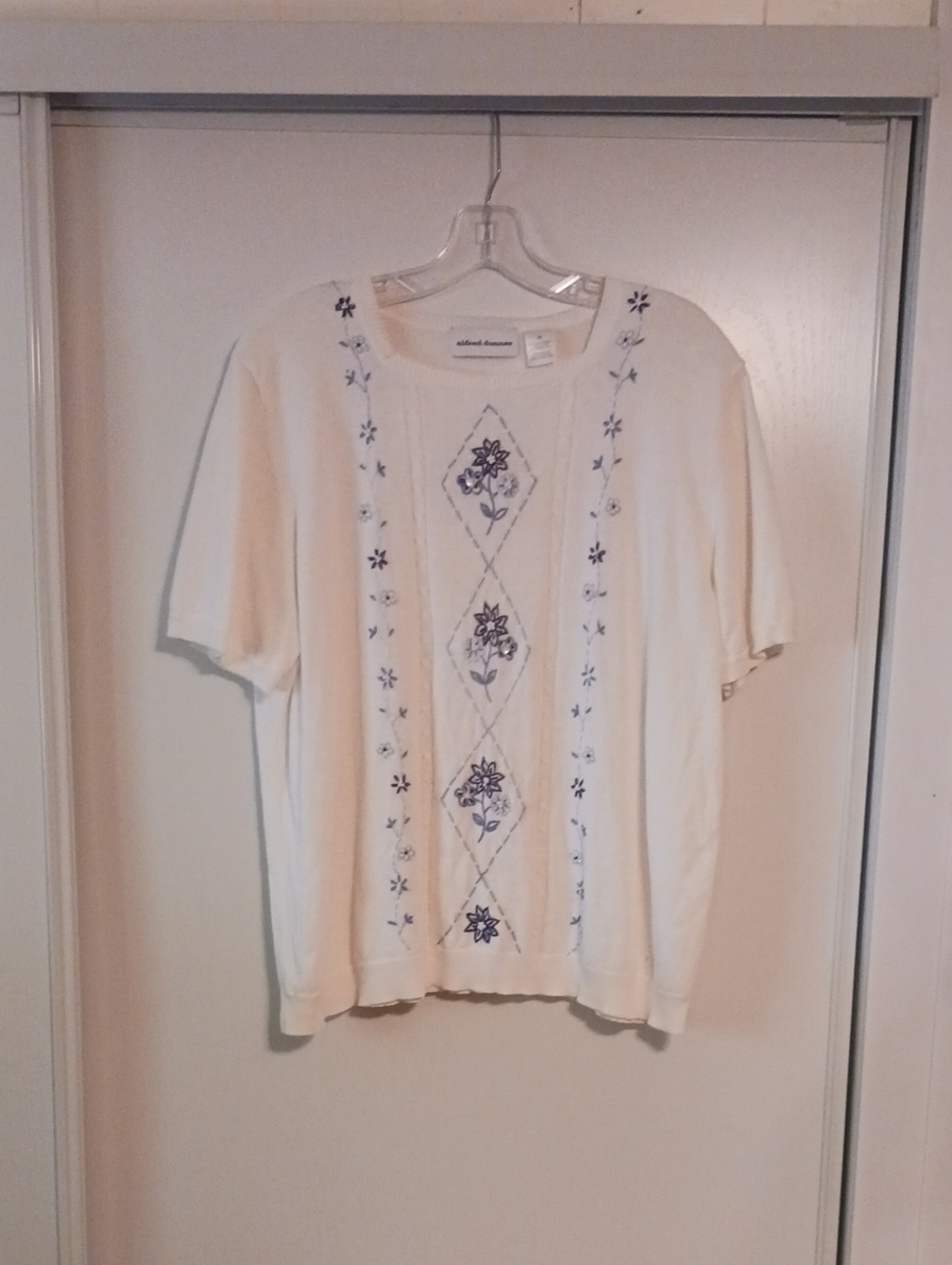 Alfred Dunner Cream Short Sleeve Knit Top with Navy Floral Embroidery